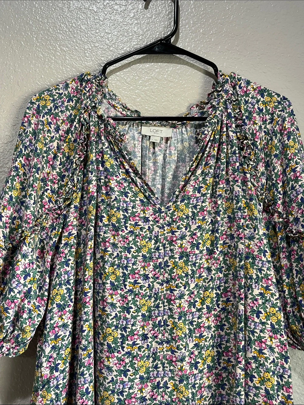 LOFT floral neck